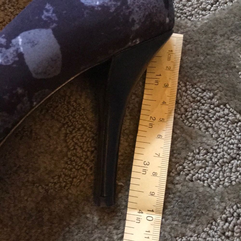 Heels - Picture 3 of 4